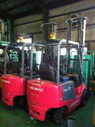 香河開(kāi)發(fā)區(qū)北方現(xiàn)代叉車(chē)租賃中心 電動(dòng)叉車(chē)與堆高車(chē)產(chǎn)品全覽